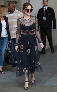 Emilia Clarke feet photo thumbnail