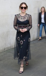 Emilia Clarke feet photo thumbnail