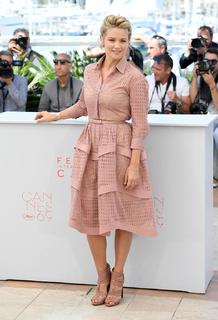 Virginie Efira feet photo thumbnail