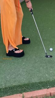 Vanessa Hudgens feet photo thumbnail