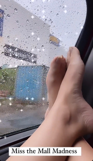 Hina Khan feet photo thumbnail