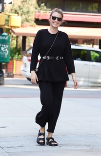 Blake Lively feet photo thumbnail