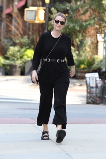 Blake Lively feet photo thumbnail