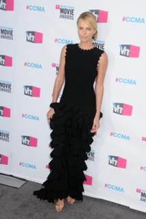Charlize Theron feet photo thumbnail