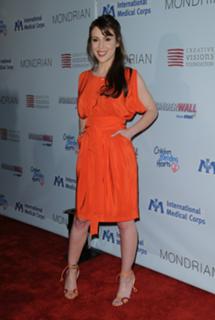 Alyssa Milano feet photo thumbnail