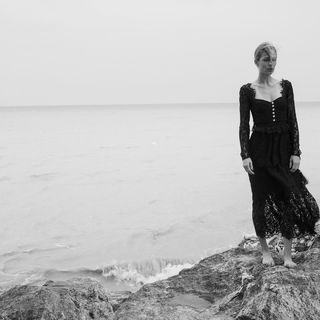 Laura Vandervoort feet photo thumbnail