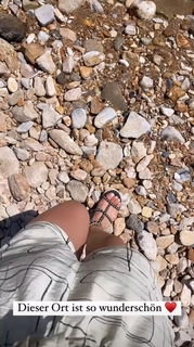 Lola Weippert feet photo thumbnail