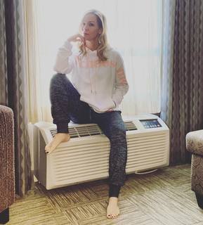 Jennie Garth feet photo thumbnail
