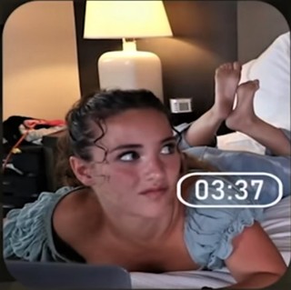 Sofie Dossi feet photo thumbnail