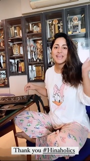 Hina Khan feet photo thumbnail