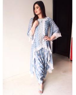 Zareen Khan feet photo thumbnail