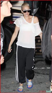 Gwen Stefani feet photo thumbnail