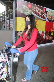 Zareen Khan feet photo thumbnail
