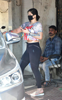 Zareen Khan feet photo thumbnail