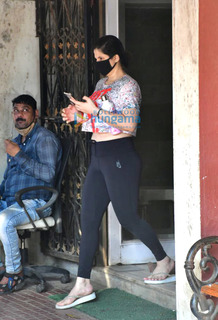 Zareen Khan feet photo thumbnail
