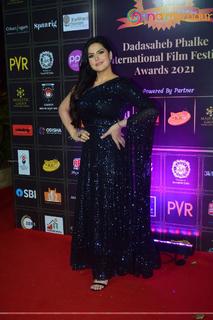 Zareen Khan feet photo thumbnail