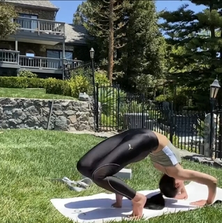 Dua Lipa feet photo thumbnail