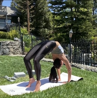 Dua Lipa feet photo thumbnail