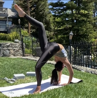 Dua Lipa feet photo thumbnail