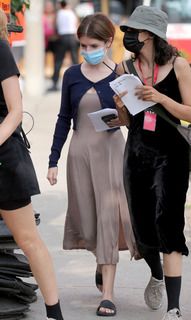 Anna Kendrick feet photo thumbnail