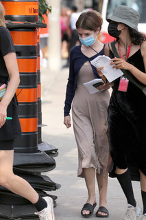 Anna Kendrick feet photo thumbnail