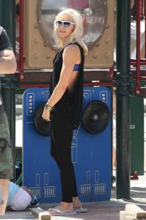 Gwen Stefani feet photo thumbnail