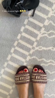 Xenia Tchoumitcheva feet photo thumbnail