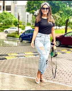 Hina Khan feet photo thumbnail