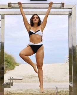 Natalie Noel Mariduena feet photo thumbnail