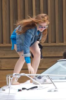 Isla Fisher feet photo thumbnail