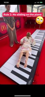 Amanda Holden feet photo thumbnail