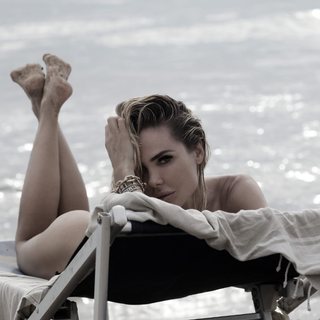 Ilary Blasi feet photo thumbnail