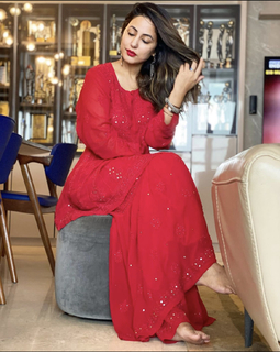 Hina Khan feet photo thumbnail