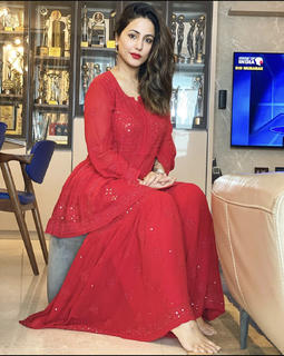 Hina Khan feet photo thumbnail