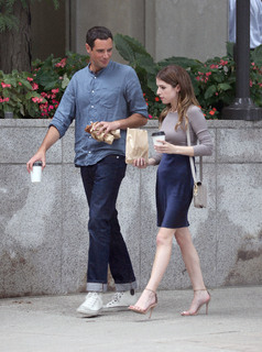 Anna Kendrick feet photo thumbnail