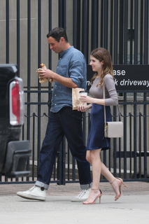 Anna Kendrick feet photo thumbnail