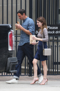 Anna Kendrick feet photo thumbnail