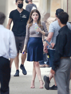 Anna Kendrick feet photo thumbnail