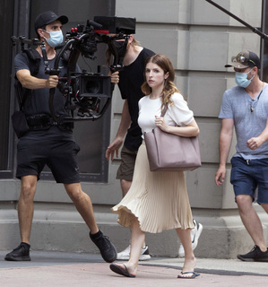 Anna Kendrick feet photo thumbnail