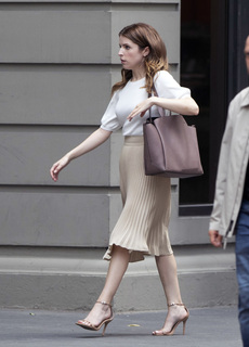 Anna Kendrick feet photo thumbnail