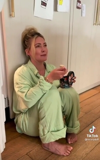Hilary Duff feet photo thumbnail