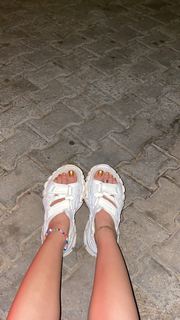 Duygu Özaslan feet photo thumbnail