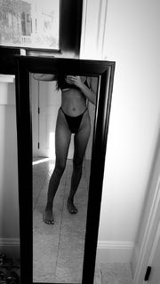 Irina Shayk feet photo thumbnail