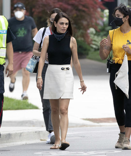 Mila Kunis feet photo thumbnail