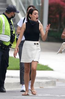 Mila Kunis feet photo thumbnail