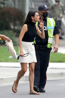 Mila Kunis feet photo thumbnail
