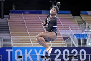Simone Biles feet photo thumbnail