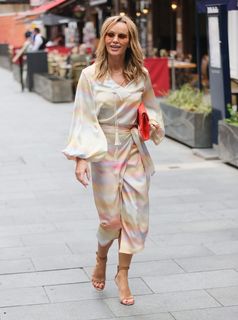 Amanda Holden feet photo thumbnail