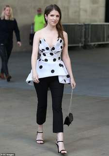 Anna Kendrick feet photo thumbnail