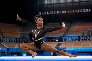 Simone Biles feet photo thumbnail